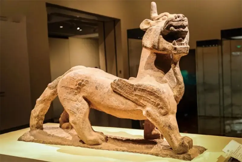 Eastern Han stone Tianlu excavated at Sunqitun, Luoyang, Henan. The single-horned, winged guardian dates to the middle-to-late Eastern Han period and is now held by the National Museum of China.